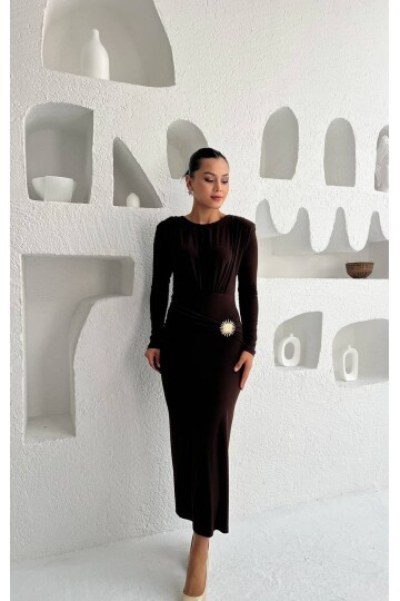 3839-KAHVERENGİ DENİZ KABUĞU TOKALI SANDY KUMAŞ ELBİSE