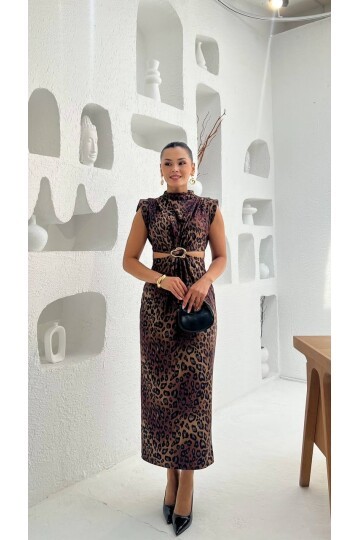 3840-LEOPAR DESEN YANLARI AÇIK TOKALI ELBİSE