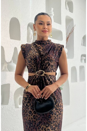 3840-LEOPAR DESEN YANLARI AÇIK TOKALI ELBİSE