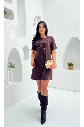3841- KAHVERENGİ ÖNÜ ZIMBALI SÜET KISA ELBİSE