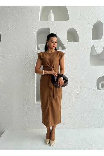 3842-TABA SÜET KUMAŞ KENDİNDEN KUŞAKLI ELBİSE