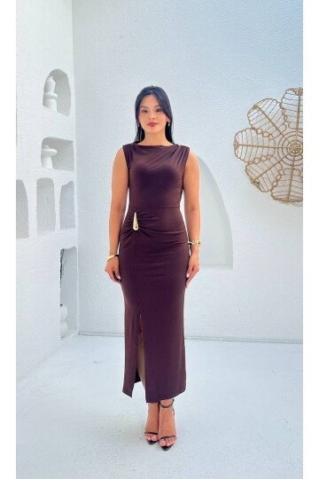 3846-KAHVERENGİ SIFIR KOL OMUZ DRAPLEİ TOKALI ELBİSE