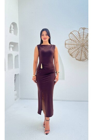 3846-KAHVERENGİ SIFIR KOL OMUZ DRAPLEİ TOKALI ELBİSE