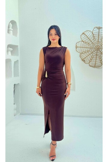 3846-KAHVERENGİ SIFIR KOL OMUZ DRAPLEİ TOKALI ELBİSE