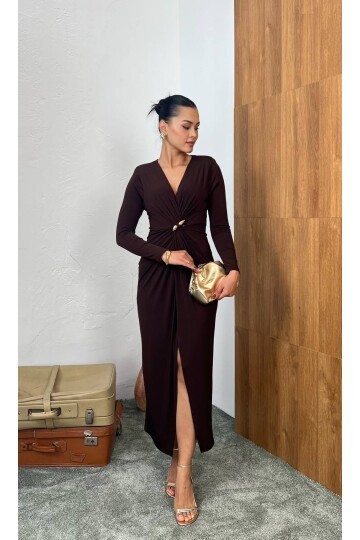 3849-KAHVERENGİ  SANDY KUMAŞ ÖNÜ BÜZGÜLÜ BROŞ DETAYLI ELBİSE