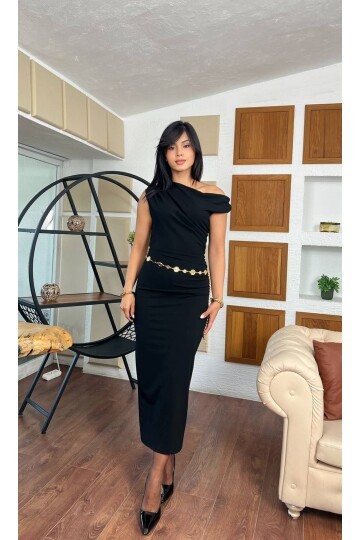3851-SİYAH TEK OMUZ ZİNCİR KEMERLİ ELBİSE