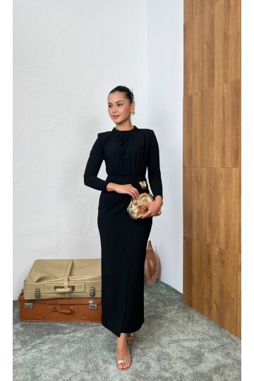 3855-SİYAH YAN BÜZGÜ TOKA DETAYLI UZUN ELBİSE