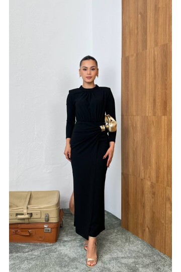 3855-SİYAH YAN BÜZGÜ TOKA DETAYLI UZUN ELBİSE