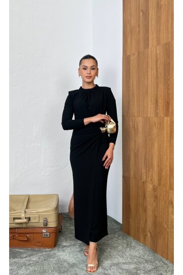 3855-SİYAH YAN BÜZGÜ TOKA DETAYLI UZUN ELBİSE