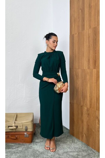 3855-ZÜMRÜT YAN BÜZGÜ TOKA DETAYLI UZUN ELBİSE