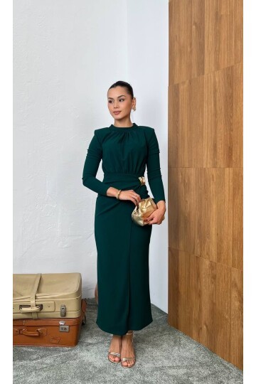 3855-ZÜMRÜT YAN BÜZGÜ TOKA DETAYLI UZUN ELBİSE