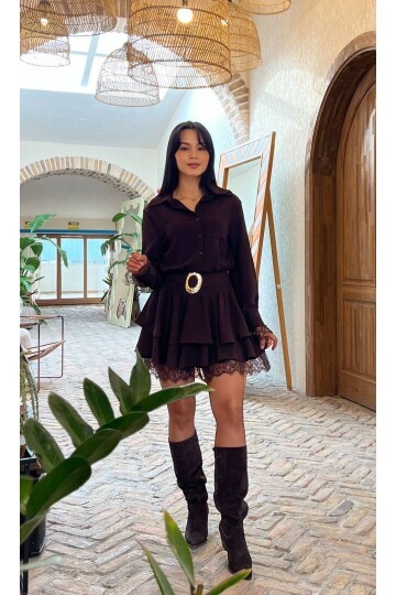 3858-KAHVE KAT KAT DANTEL DETAYLI TOKA KEMERLİ ELBİSE