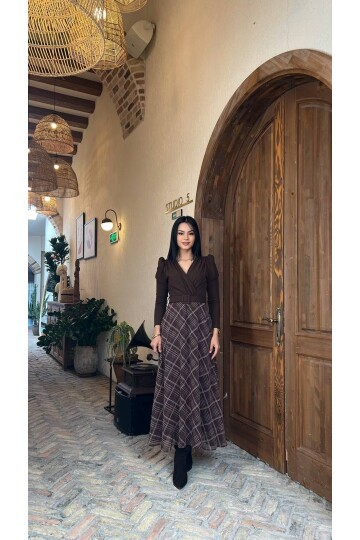 3860-KAHVE ÜSTÜ KREP ALTI EKOSE DESEN ŞİFON ELBİSE