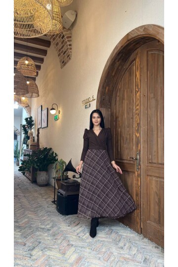 3860-KAHVE ÜSTÜ KREP ALTI EKOSE DESEN ŞİFON ELBİSE