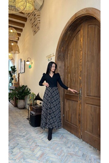 3860-SİYAH ÜSTÜ KREP ALTI EKOSE DESEN ŞİFON ELBİSE