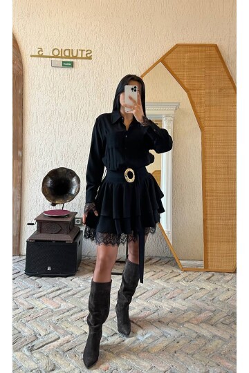 3858-SİYAH KAT KAT DANTEL DETAYLI TOKA KEMERLİ ELBİSE