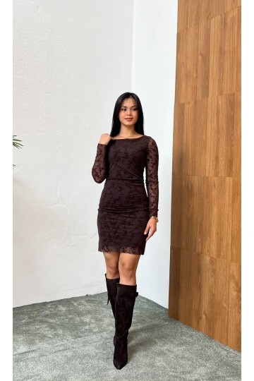 3864-KAHVE FLOK BASKI YANLARI BÜZGÜLÜ ELBİSE