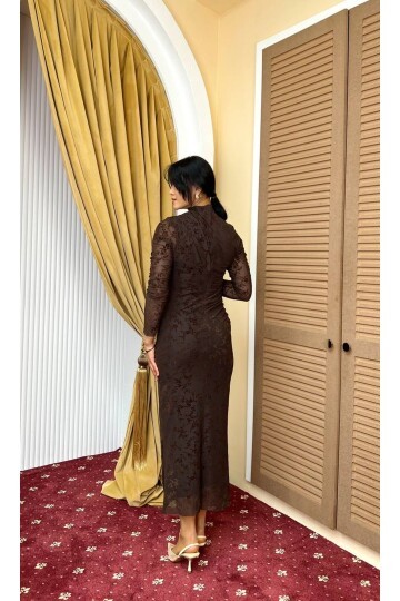 3901-KAHVERENGİ FLOK BASKI DRAPELİ ELBİSE