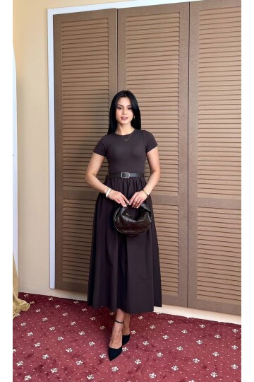 3923-KAHVEYE KAHVE ÜST KAŞKORSE ALT POPLİN KISA KOL ELBİSE