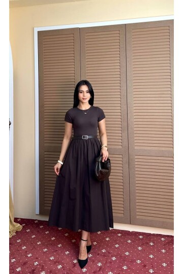 3923-KAHVEYE KAHVE ÜST KAŞKORSE ALT POPLİN KISA KOL ELBİSE