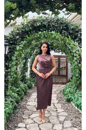 3937-KAHVERENGİ SATEN KUMAŞ PUANTİYE DRAPELİ ELBİSE