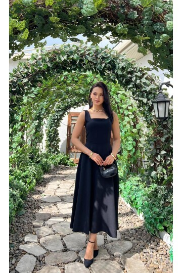 3938- SİYAH ARKADAN BAĞLAMA DETAYLI KARE YAKA KREP ELBİSE