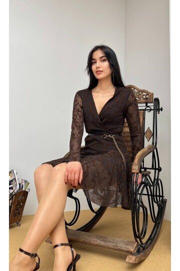 3894-KAHVERENGİ FLOK BASKI ANVELOK YAKA KISA ELBİSE