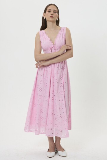 4010-PEMBE V YAKA FİSTO ELBİSE