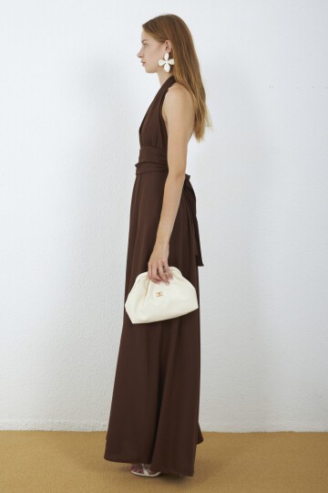 4133-Kahve Halter Yaka Drapeli Yırtmaçlı Maxi Elbise