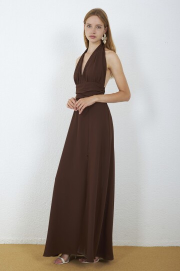 4133-Kahve Halter Yaka Drapeli Yırtmaçlı Maxi Elbise